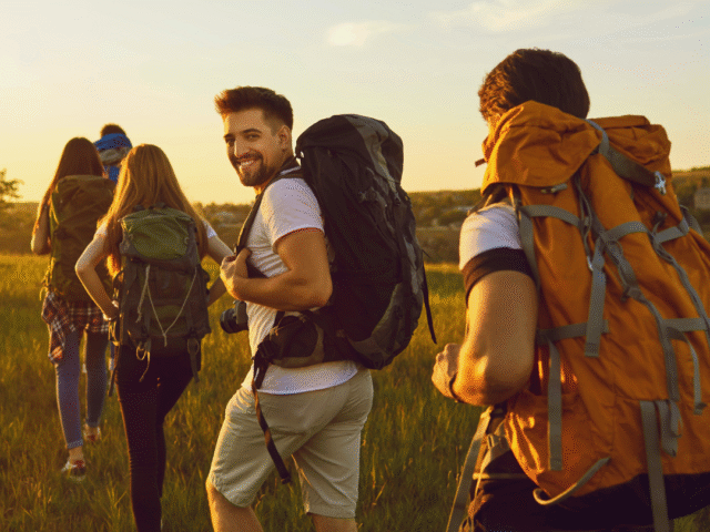 The Pros and Cons of Group Tours vs Solo Travel: Weighing Your Options for the Best Adventure
